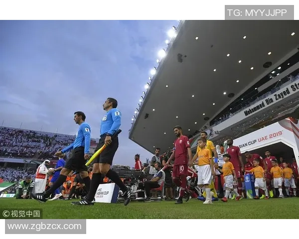 足球场上的激情与冲突水瓶飞舞引发的争议与反思